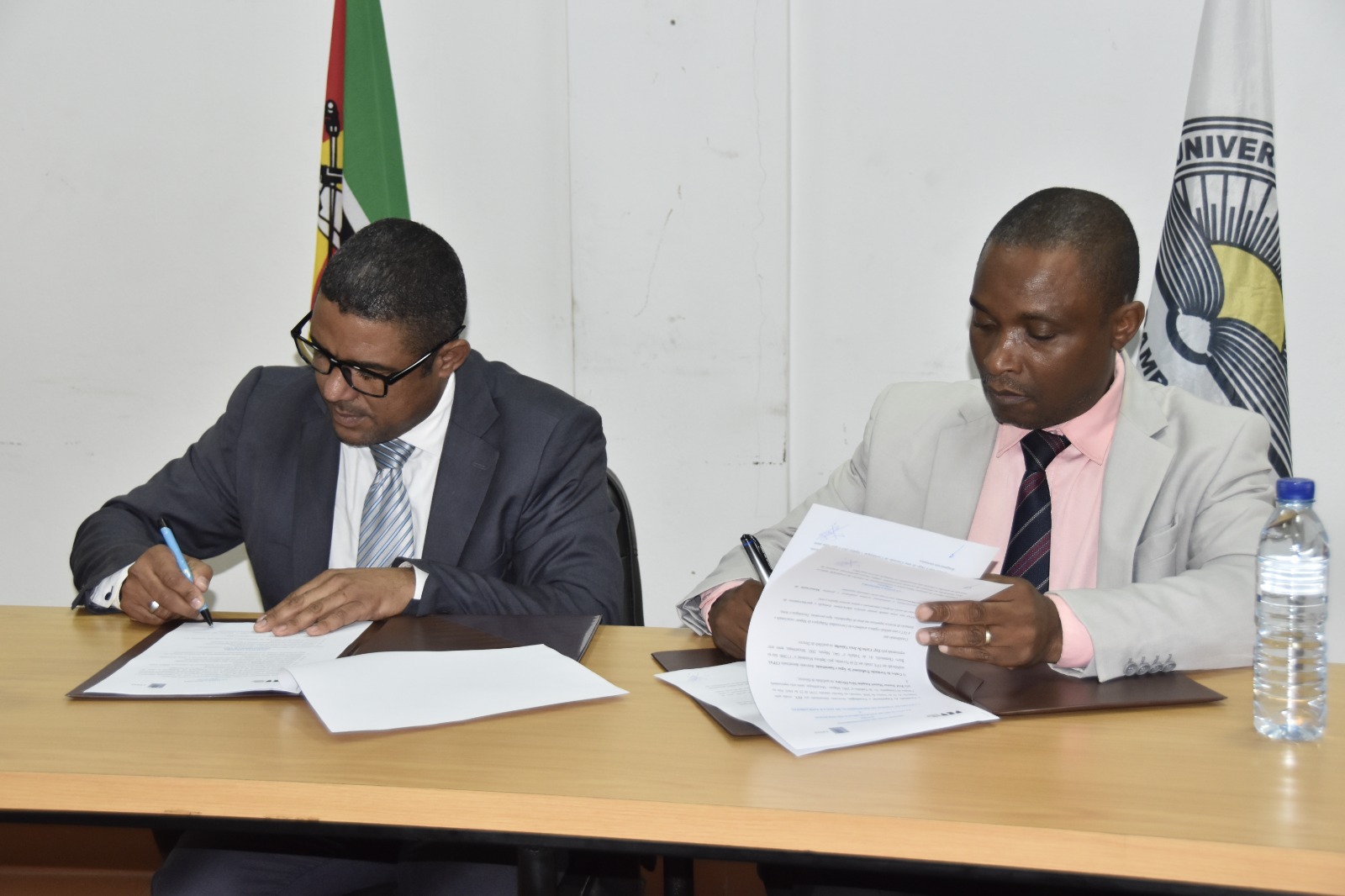UP-MAPUTO ASSINADO MEMORANDO ENTRE FET e CFPAS Estudantes de Engenharias da UPM vão usar laboratórios do Centro de Formação Profissional da Água e Saneamento