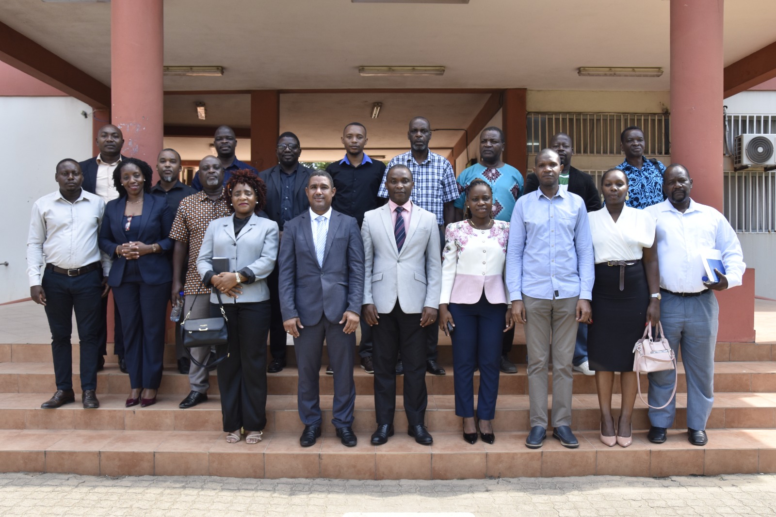 UP-MAPUTO ASSINADO MEMORANDO ENTRE FET e CFPAS Estudantes de Engenharias da UPM vão usar laboratórios do Centro de Formação Profissional da Água e Saneamento
