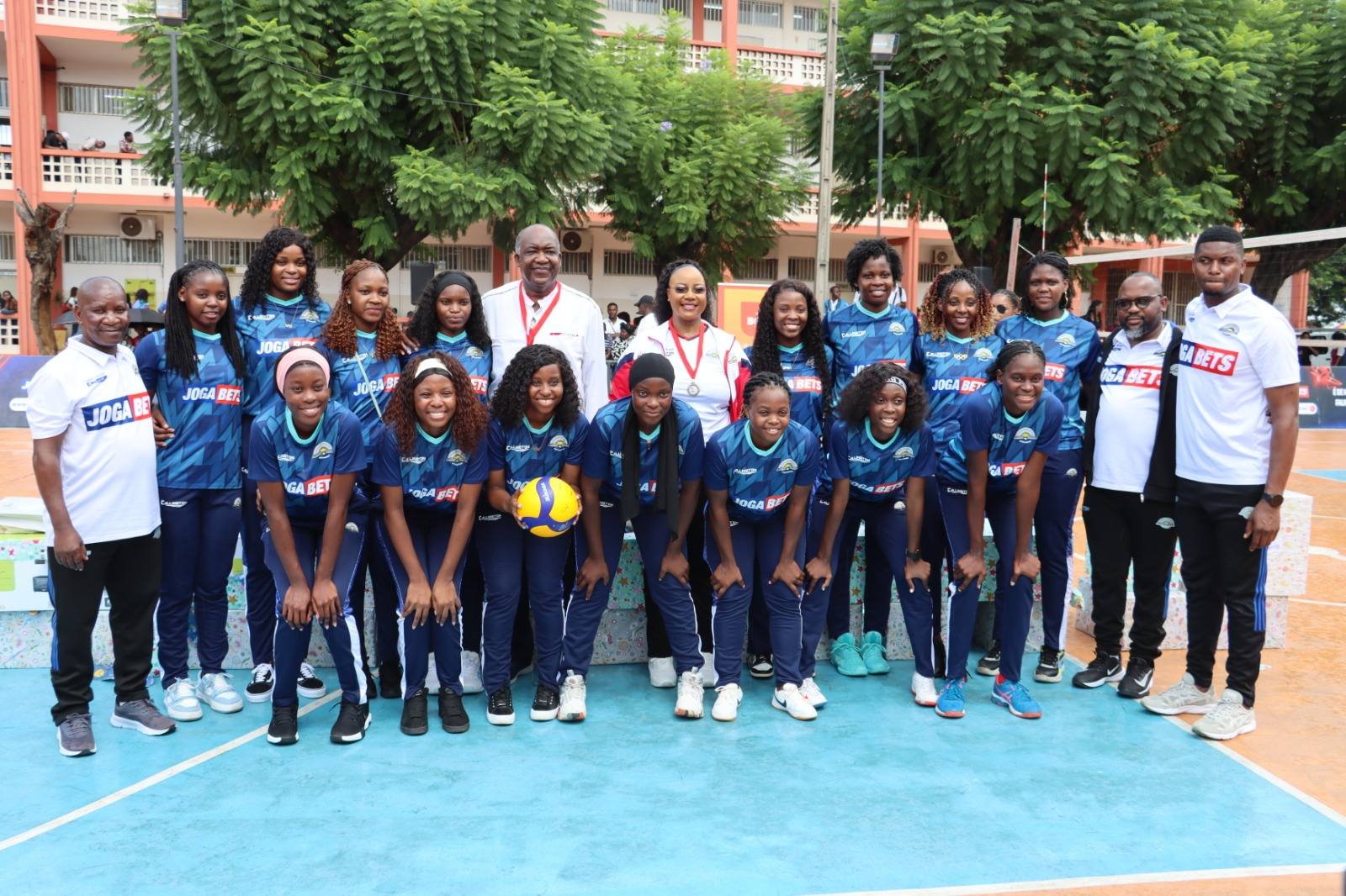 Gueta Chapo Abraça Tri-campeãs de Voleibol da Zona VI de África