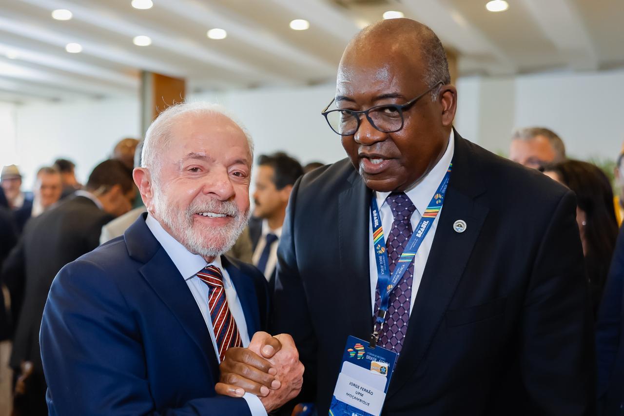 1.º Fórum de Reitores Brasil-África Jorge Ferrão entre 64 reitores africanos presentes em Brasília