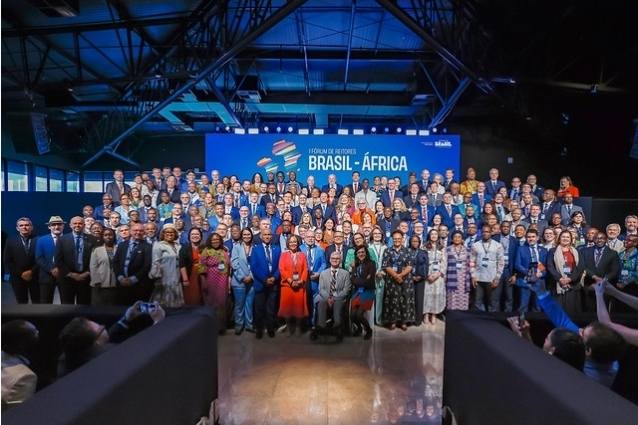1.º Fórum de Reitores Brasil-África Jorge Ferrão entre 64 reitores africanos presentes em Brasília